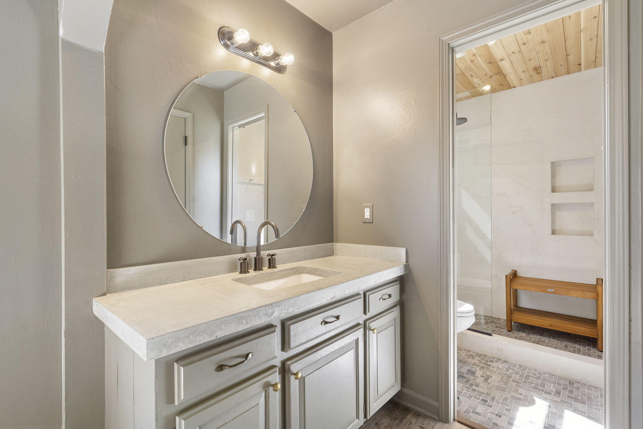 3864 S Hillcrest Avenue