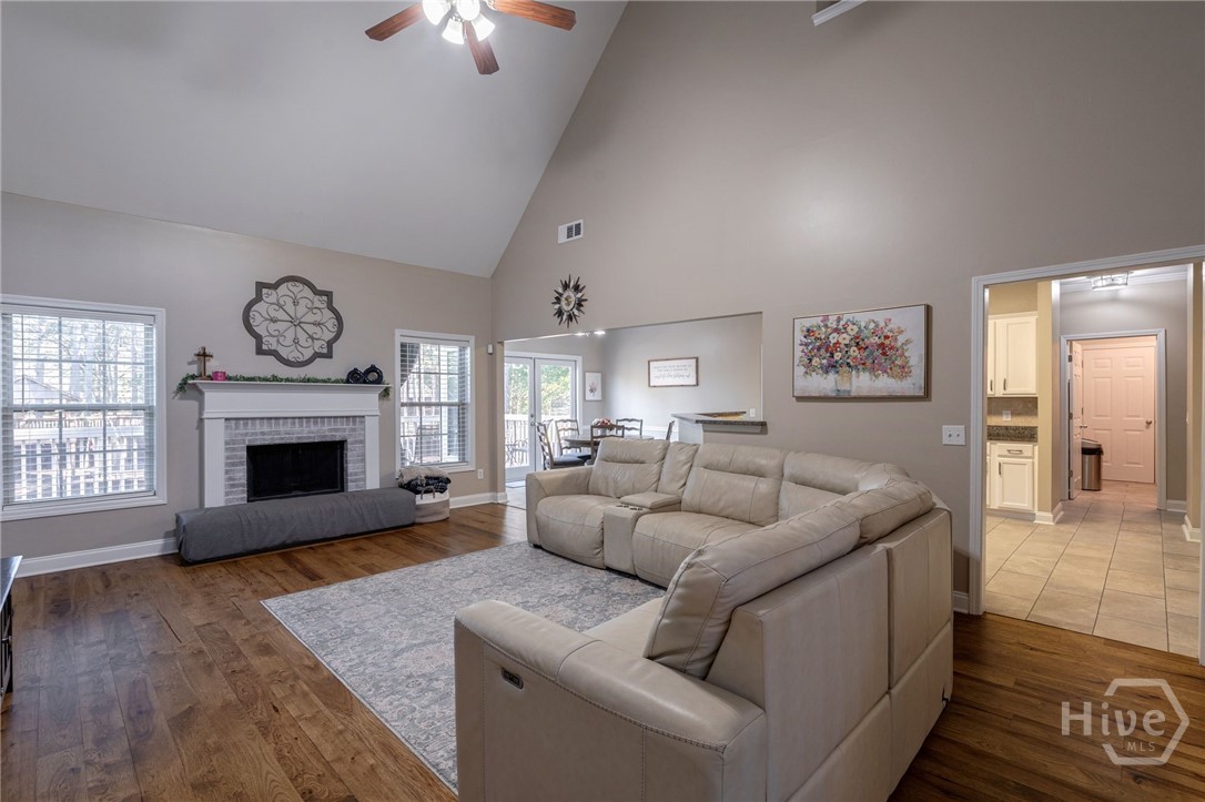 1537 Lakeland Drive