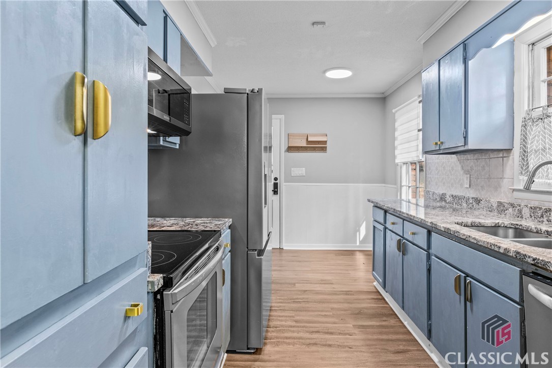 370 University Circle