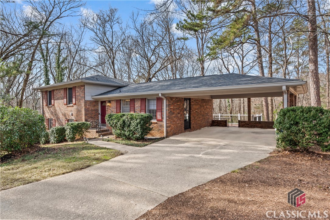 370 University Circle