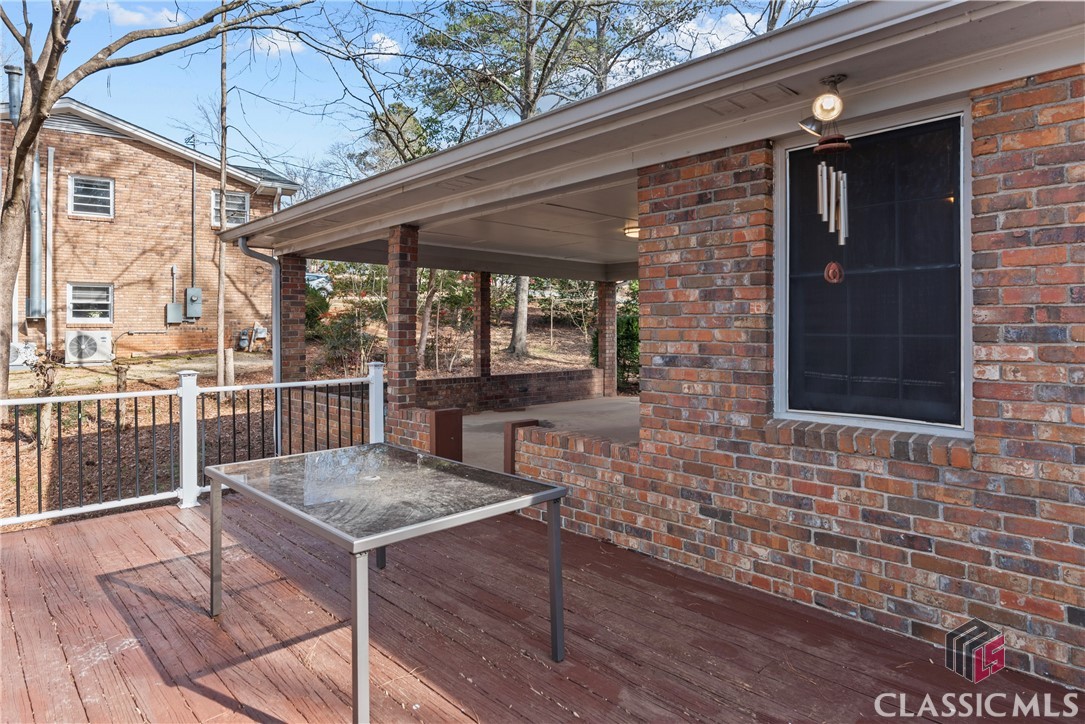 370 University Circle