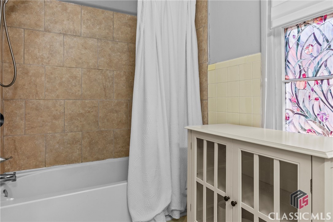 370 University Circle