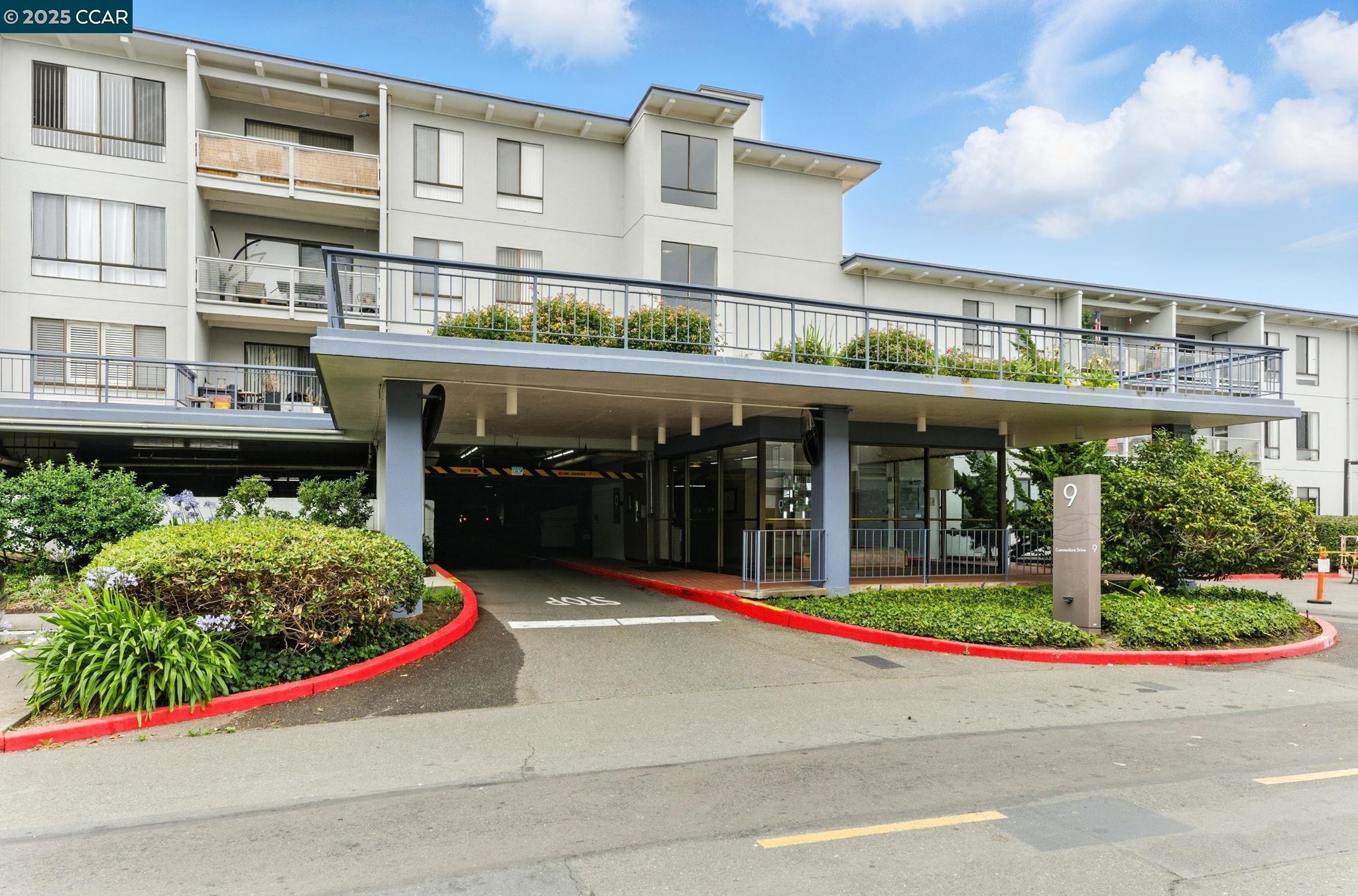 9 Commodore Dr # A208