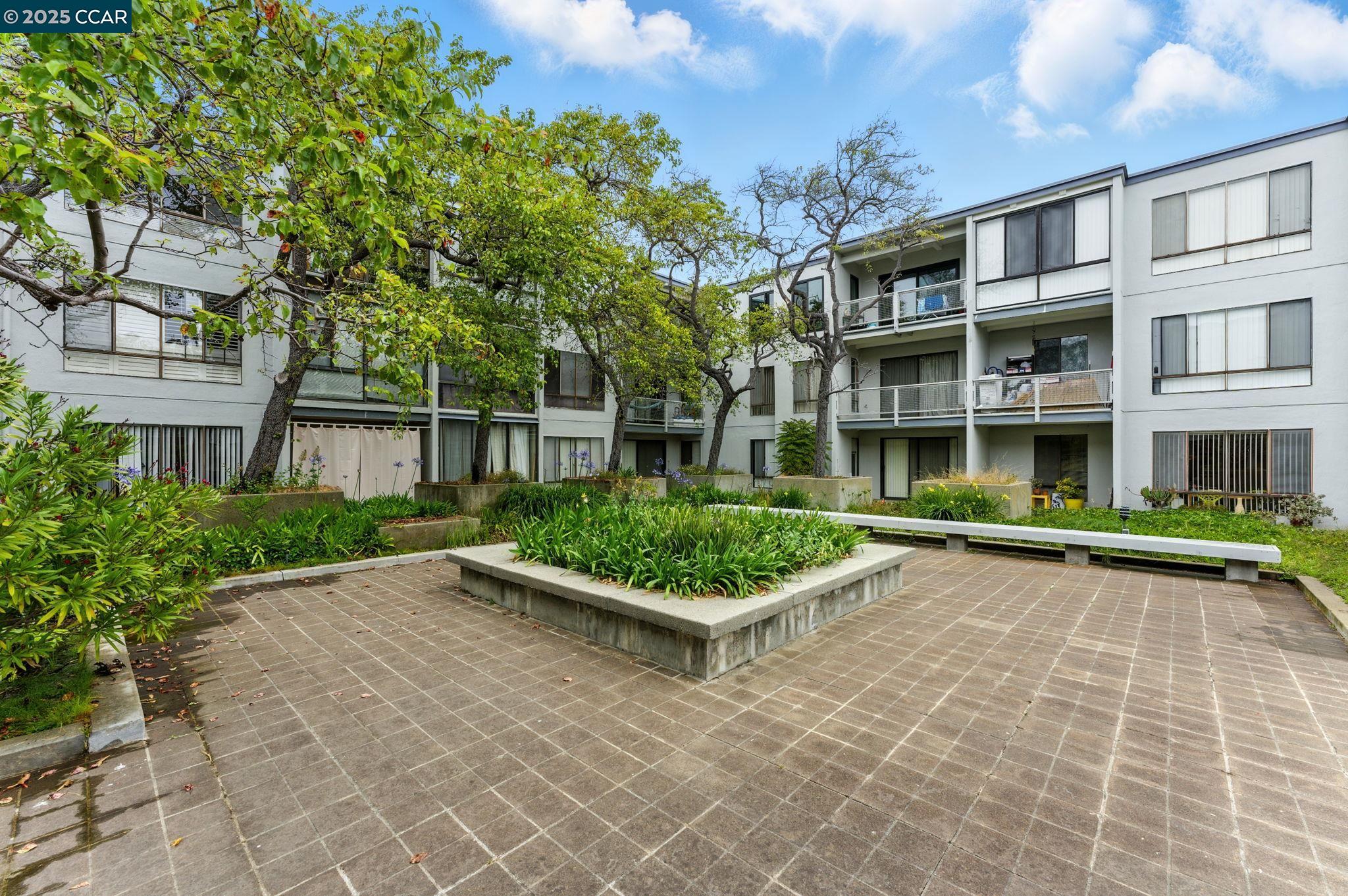 9 Commodore Dr # A208