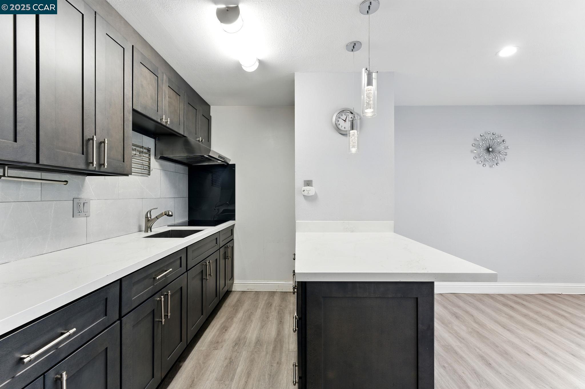 9 Commodore Dr # A208