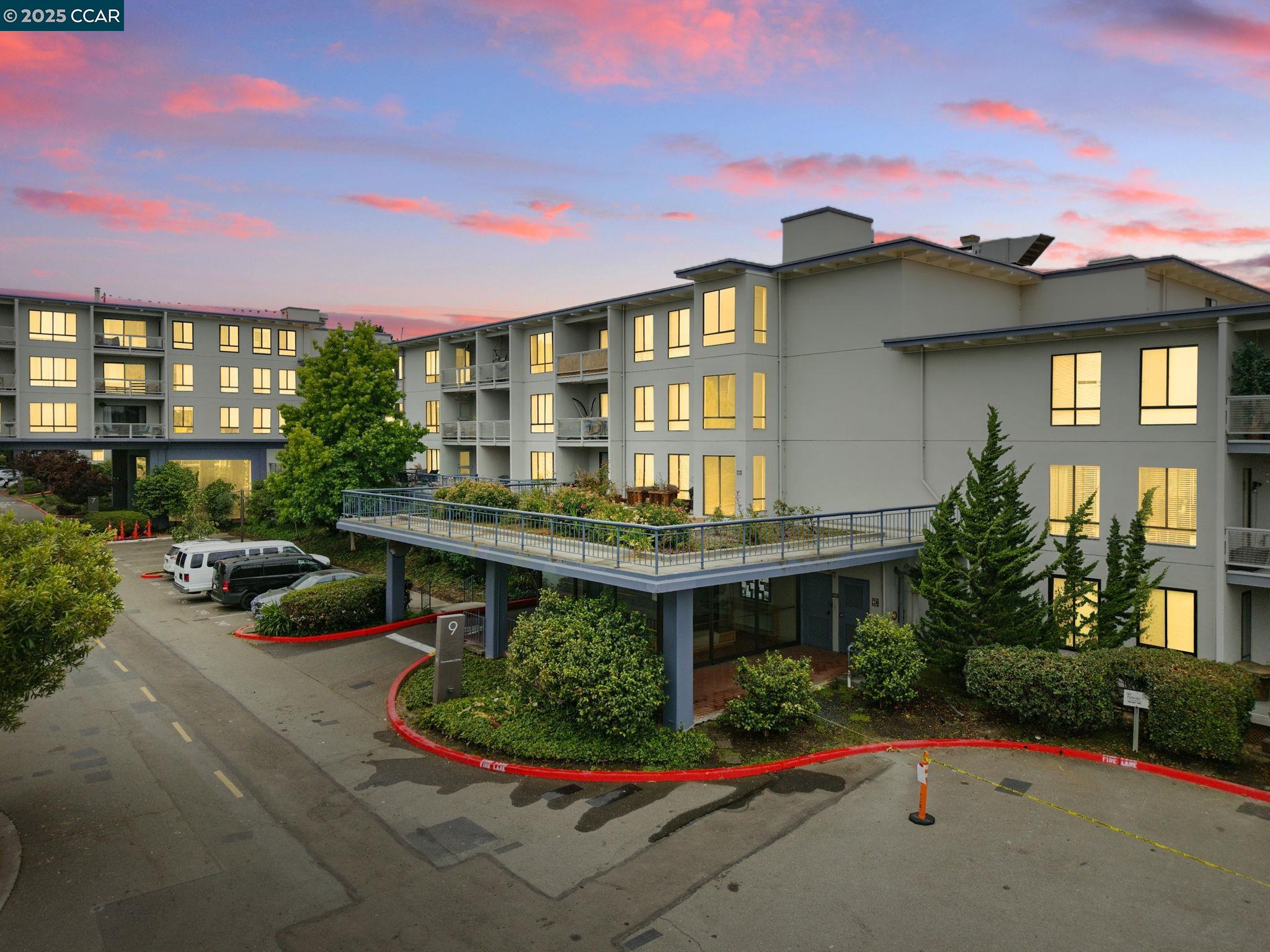 9 Commodore Dr # A208