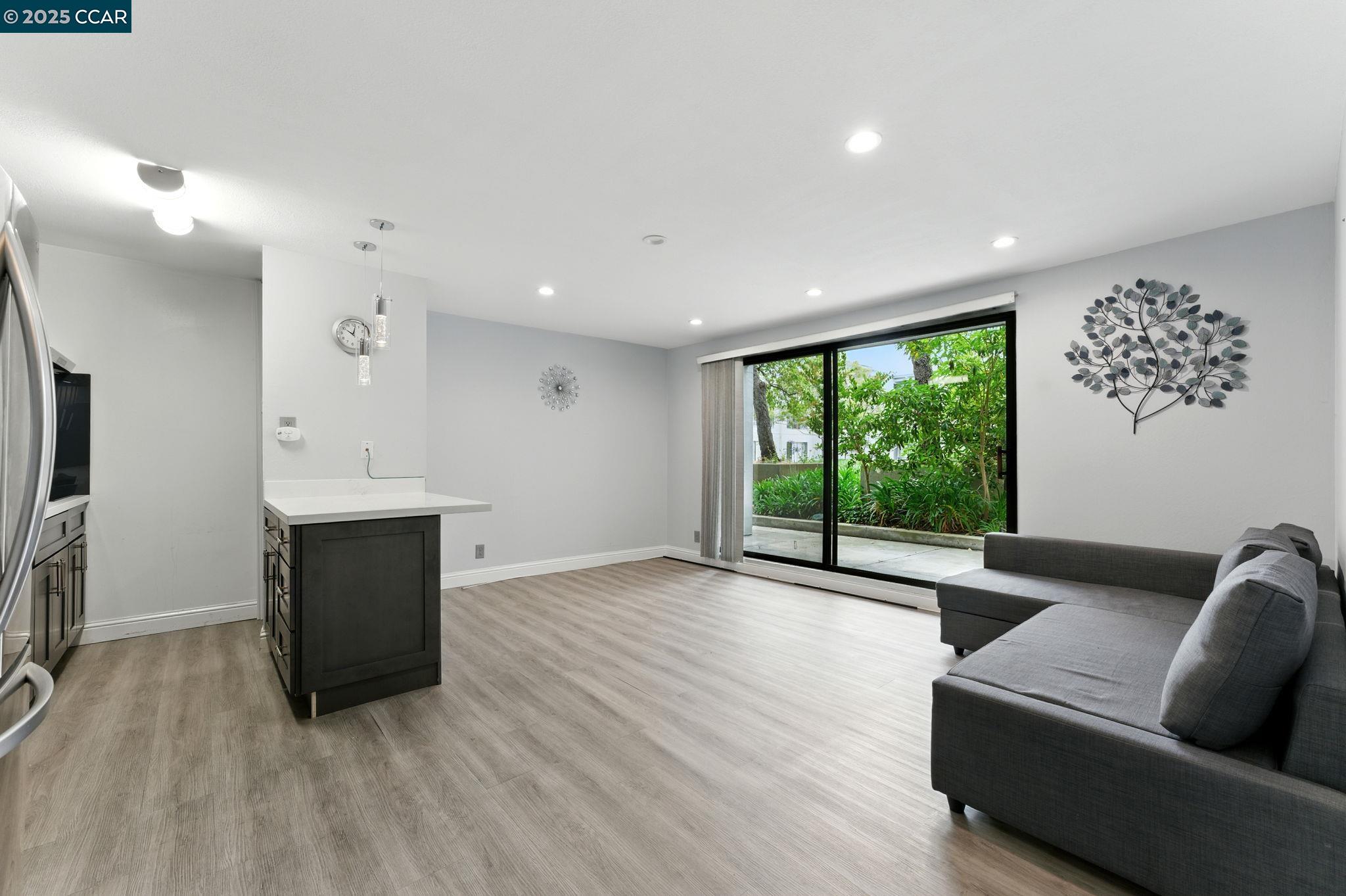 9 Commodore Dr # A208