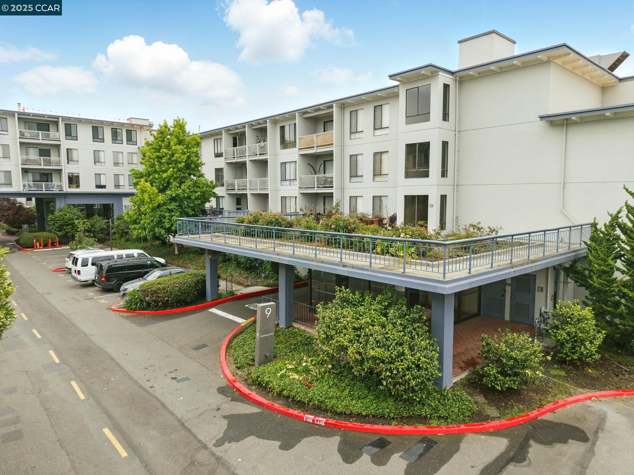 9 Commodore Dr # A208