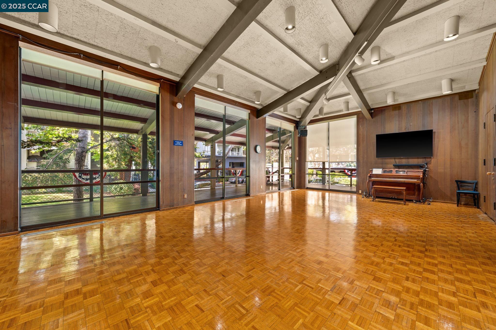 9 Commodore Dr # A208