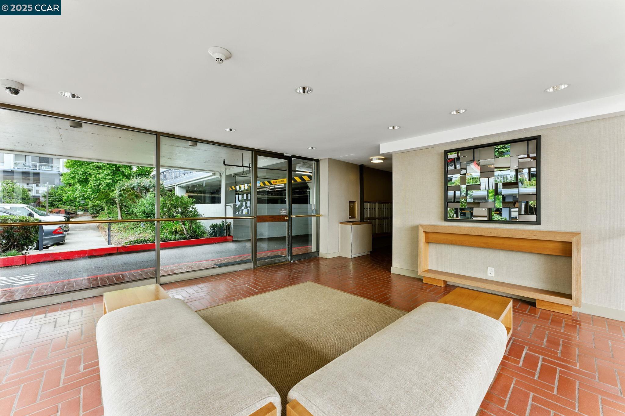9 Commodore Dr # A208