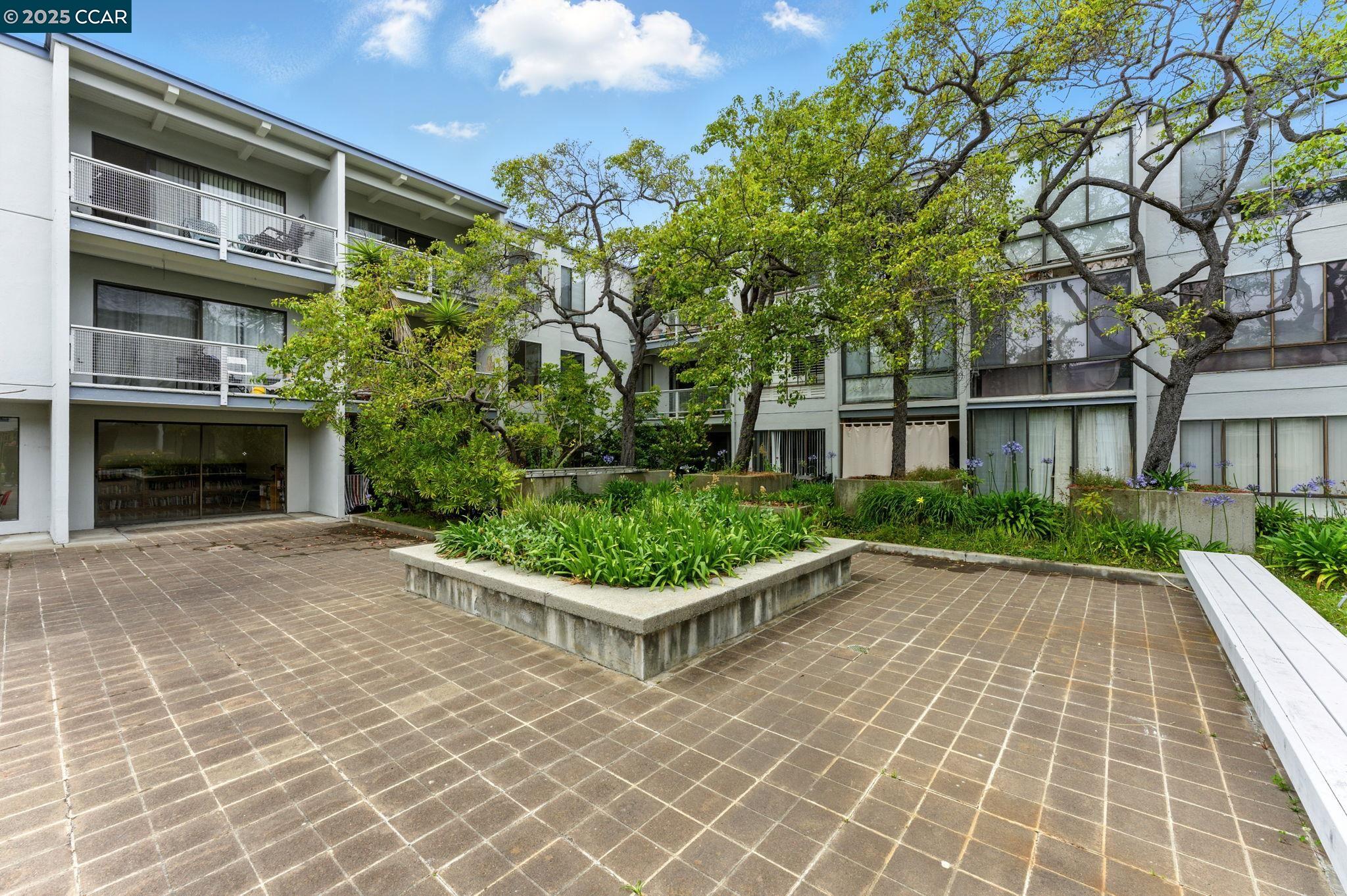 9 Commodore Dr # A208
