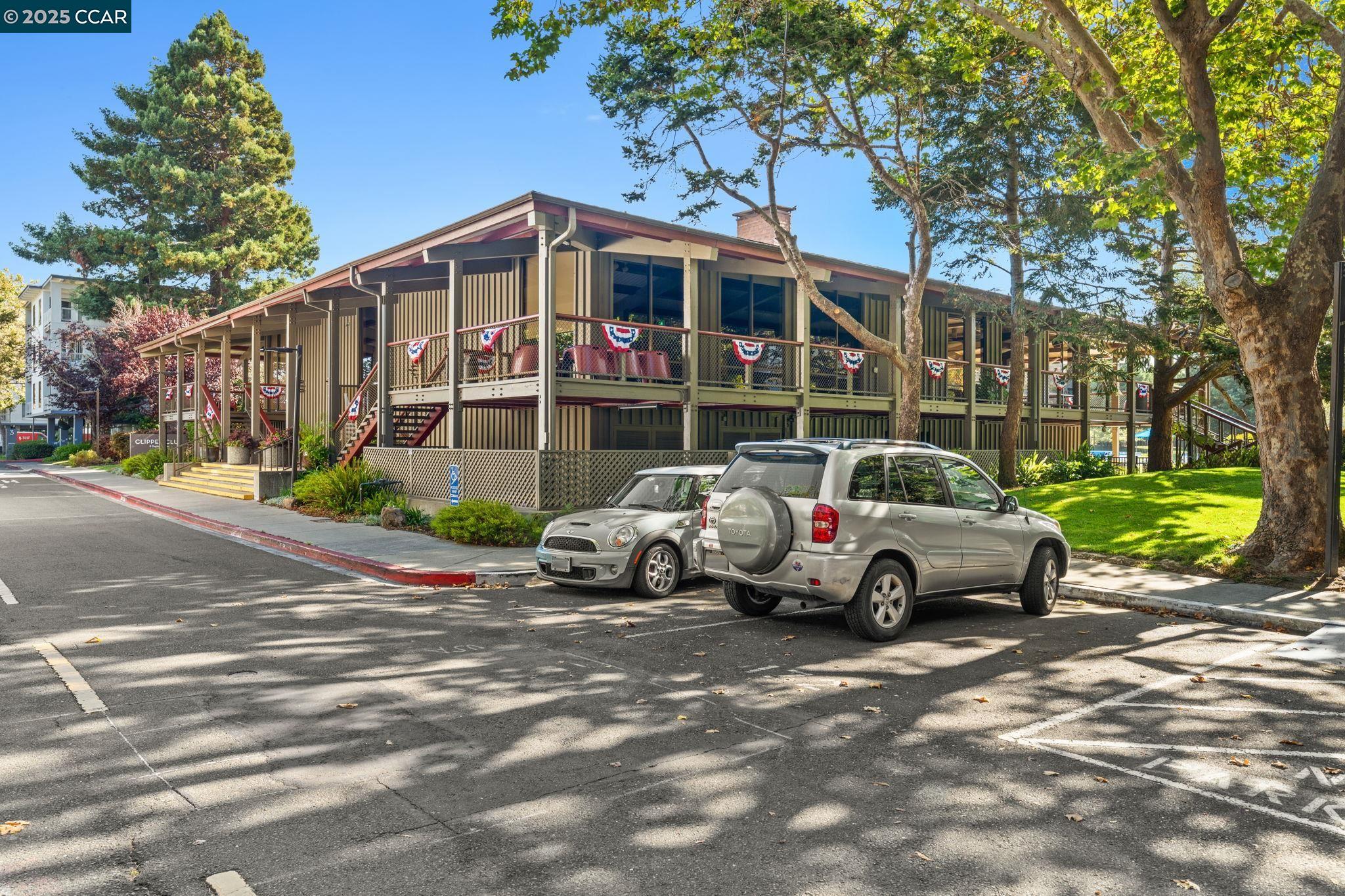 9 Commodore Dr # A208
