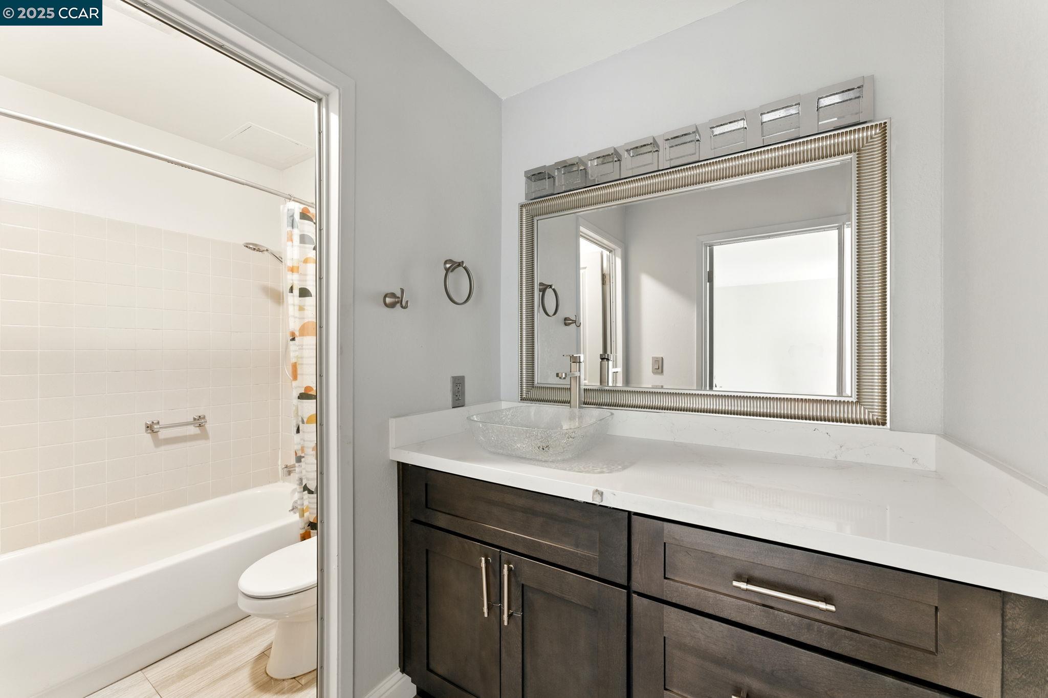 9 Commodore Dr # A208