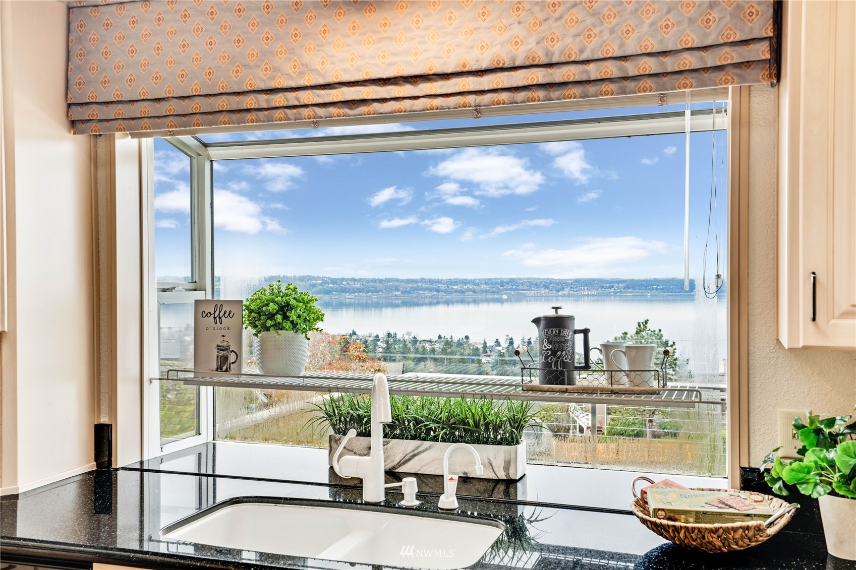 5624 Green Hills Avenue NE