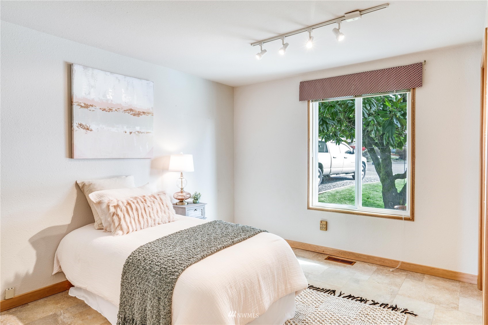 5624 Green Hills Avenue NE