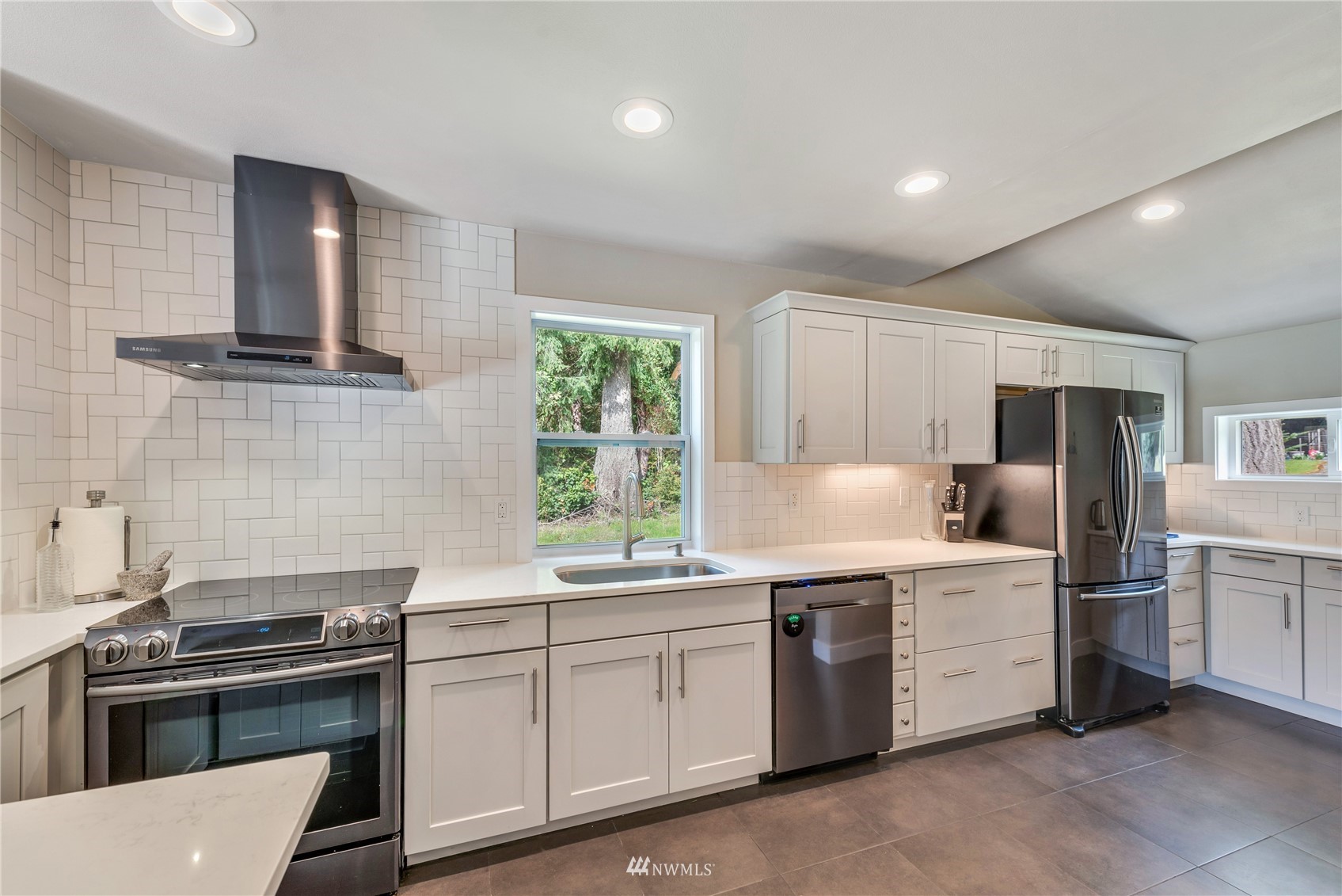 10516 Lakeshore Drive