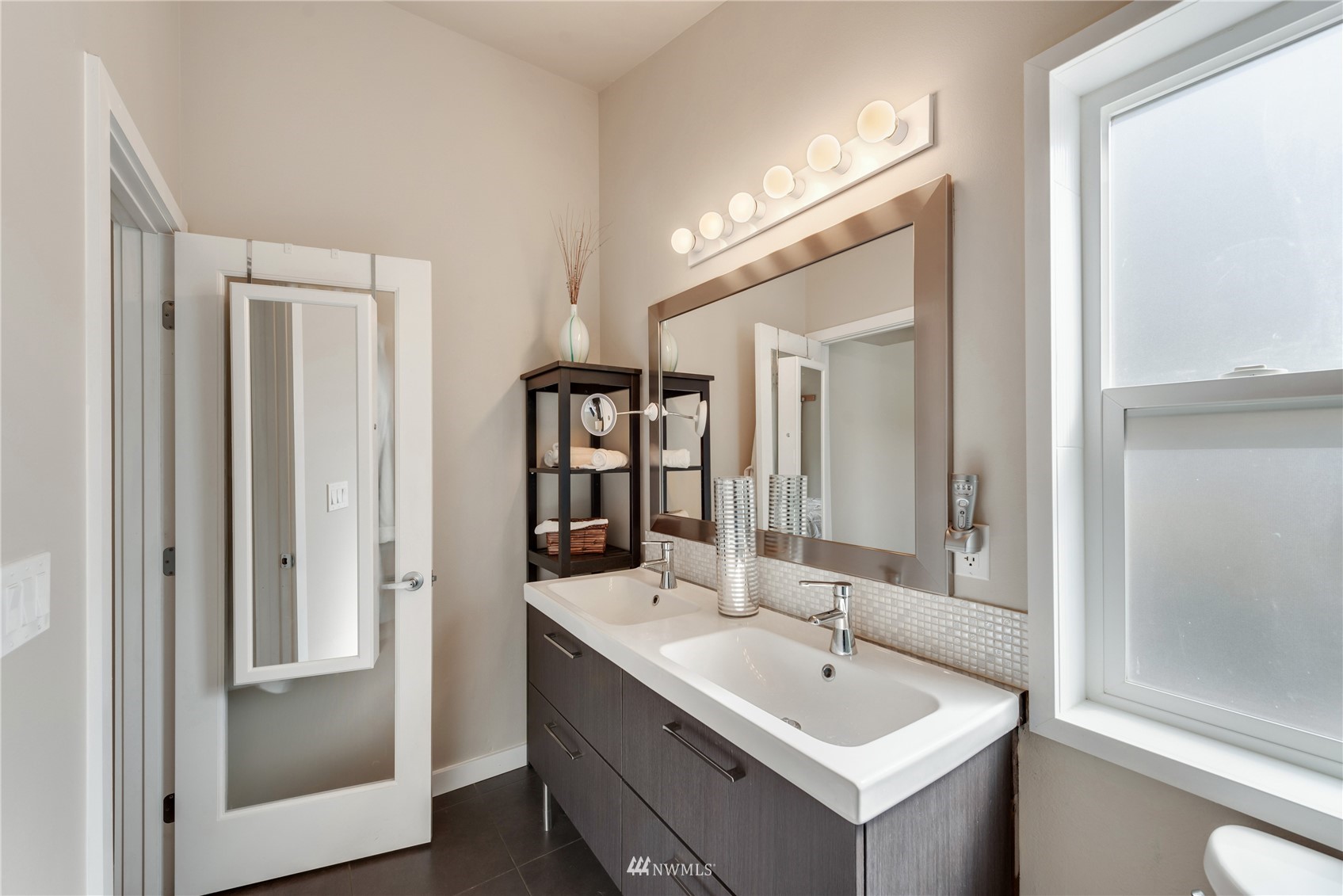 10516 Lakeshore Drive