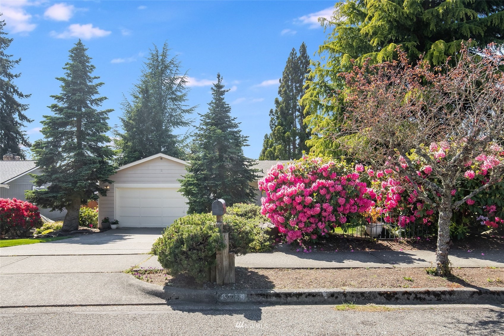 3214 N Vassault Street , -1528