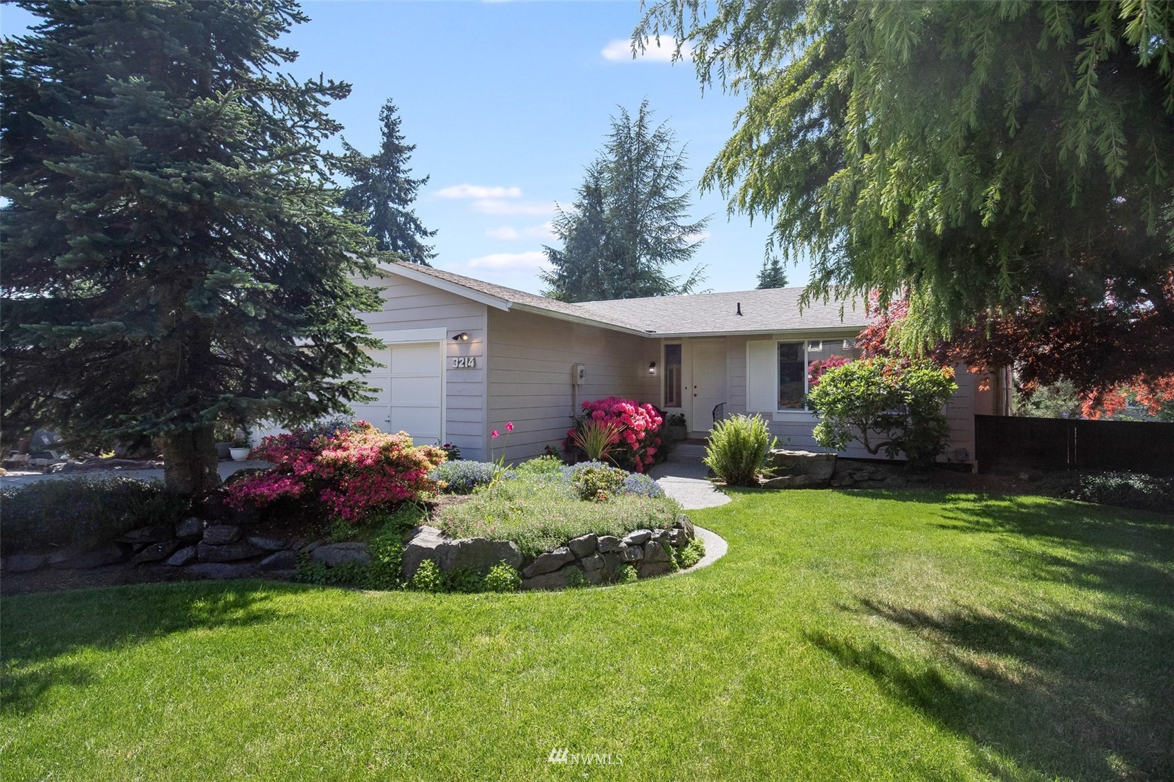 3214 N Vassault Street , -1528