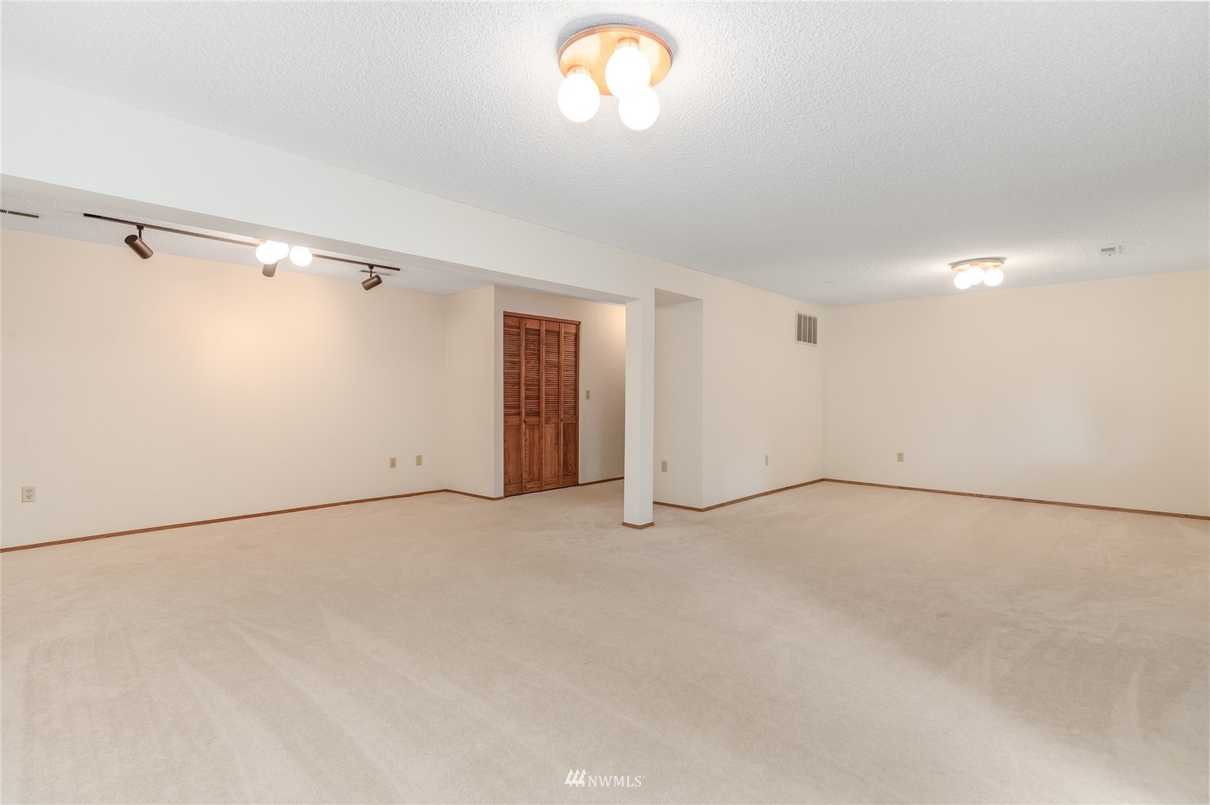 3214 N Vassault Street , -1528