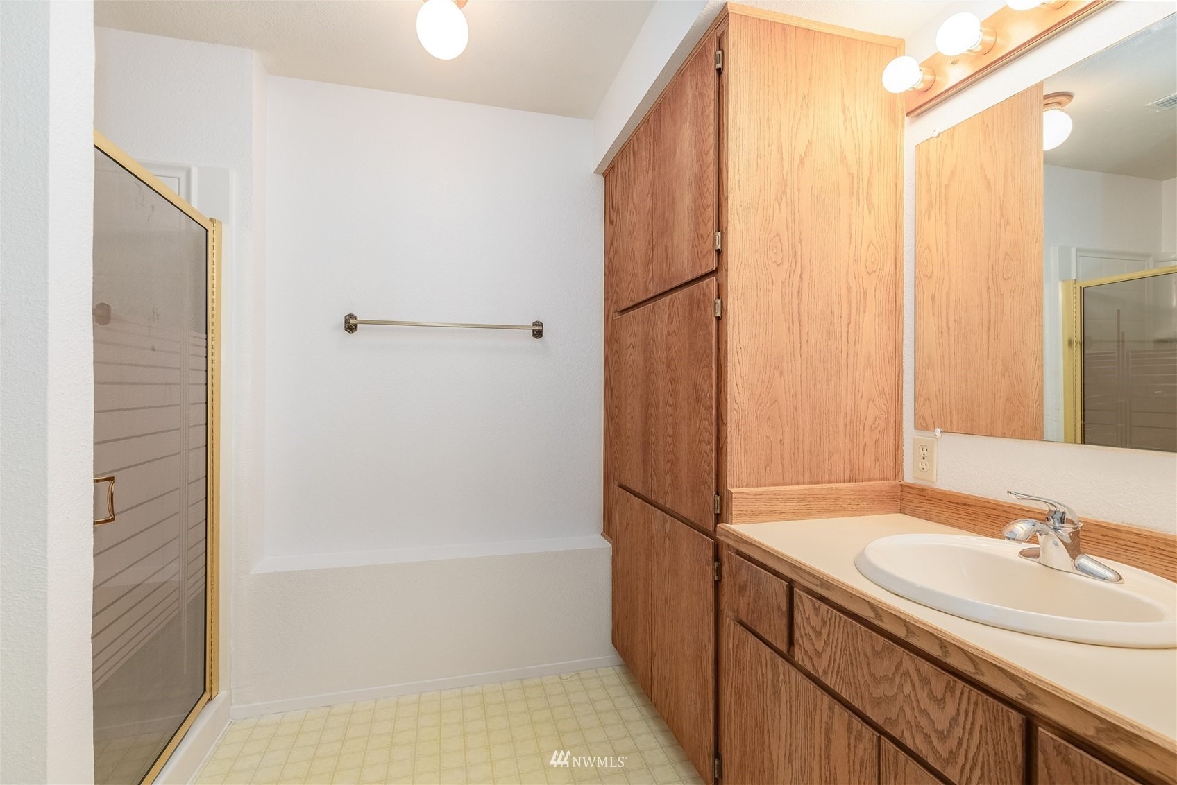 3214 N Vassault Street , -1528