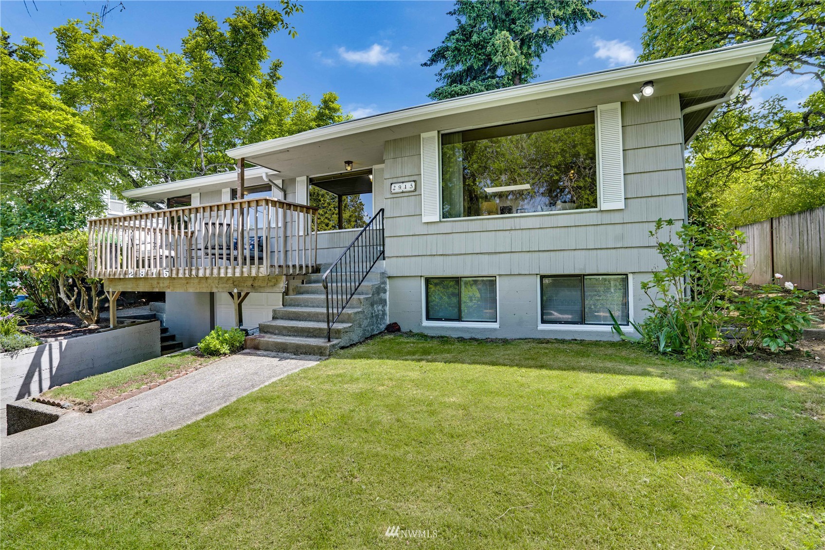 2915 Louise Avenue W