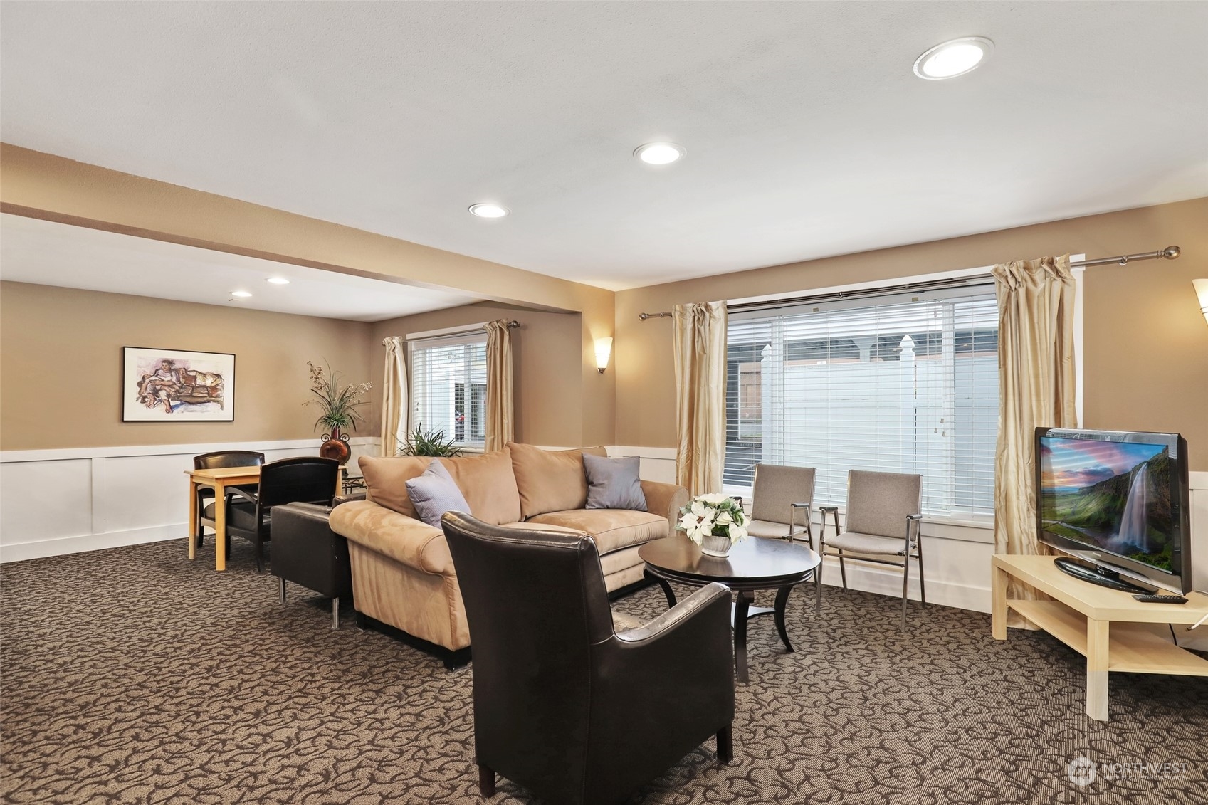 25 N Broadway Street #304