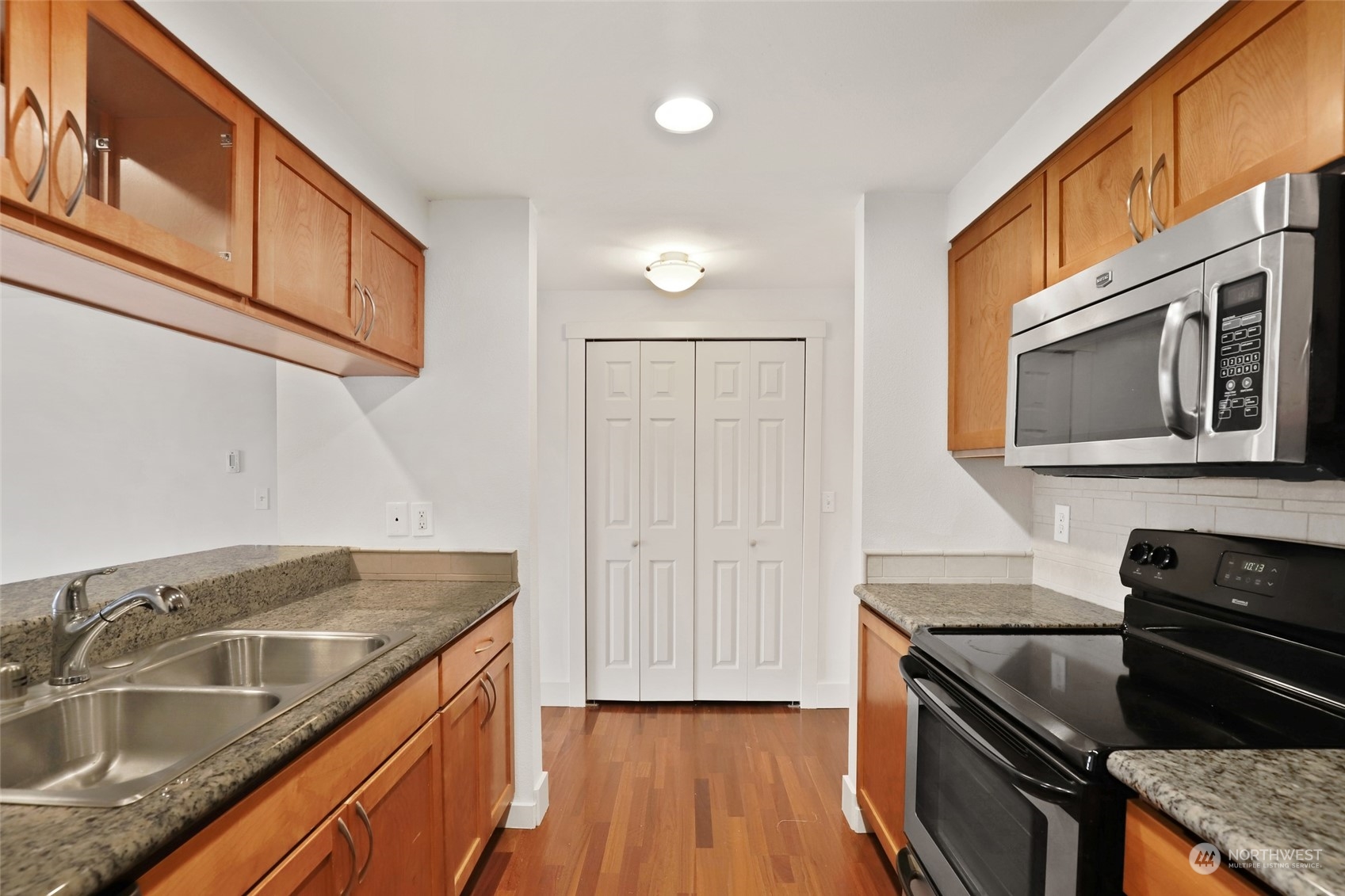 25 N Broadway Street #304