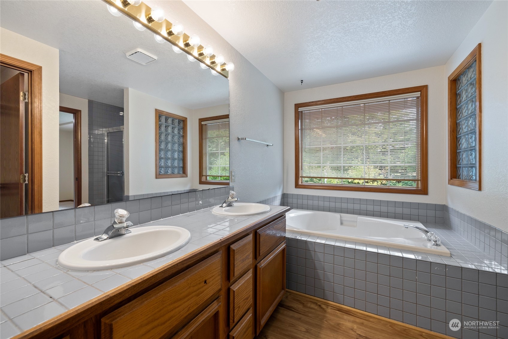 4002 Hollywood Drive NE