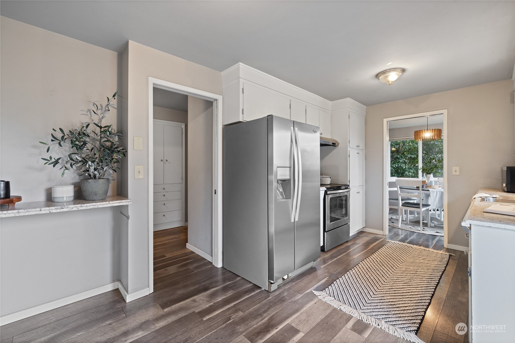 1823 N Vassault Street