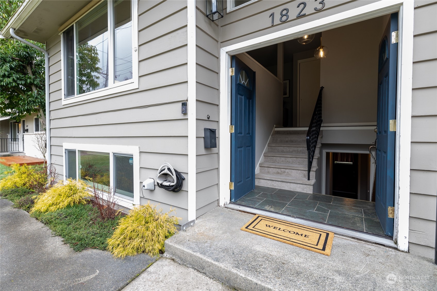 1823 N Vassault Street