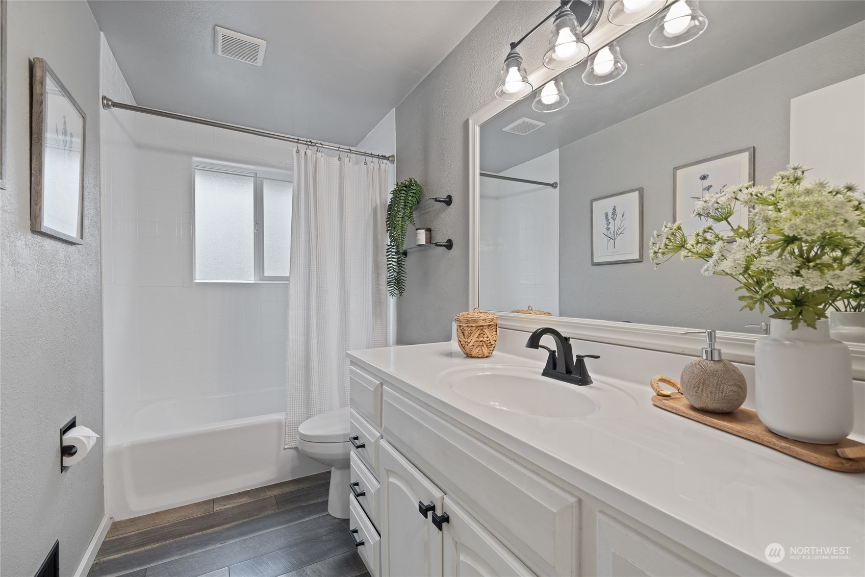 1823 N Vassault Street