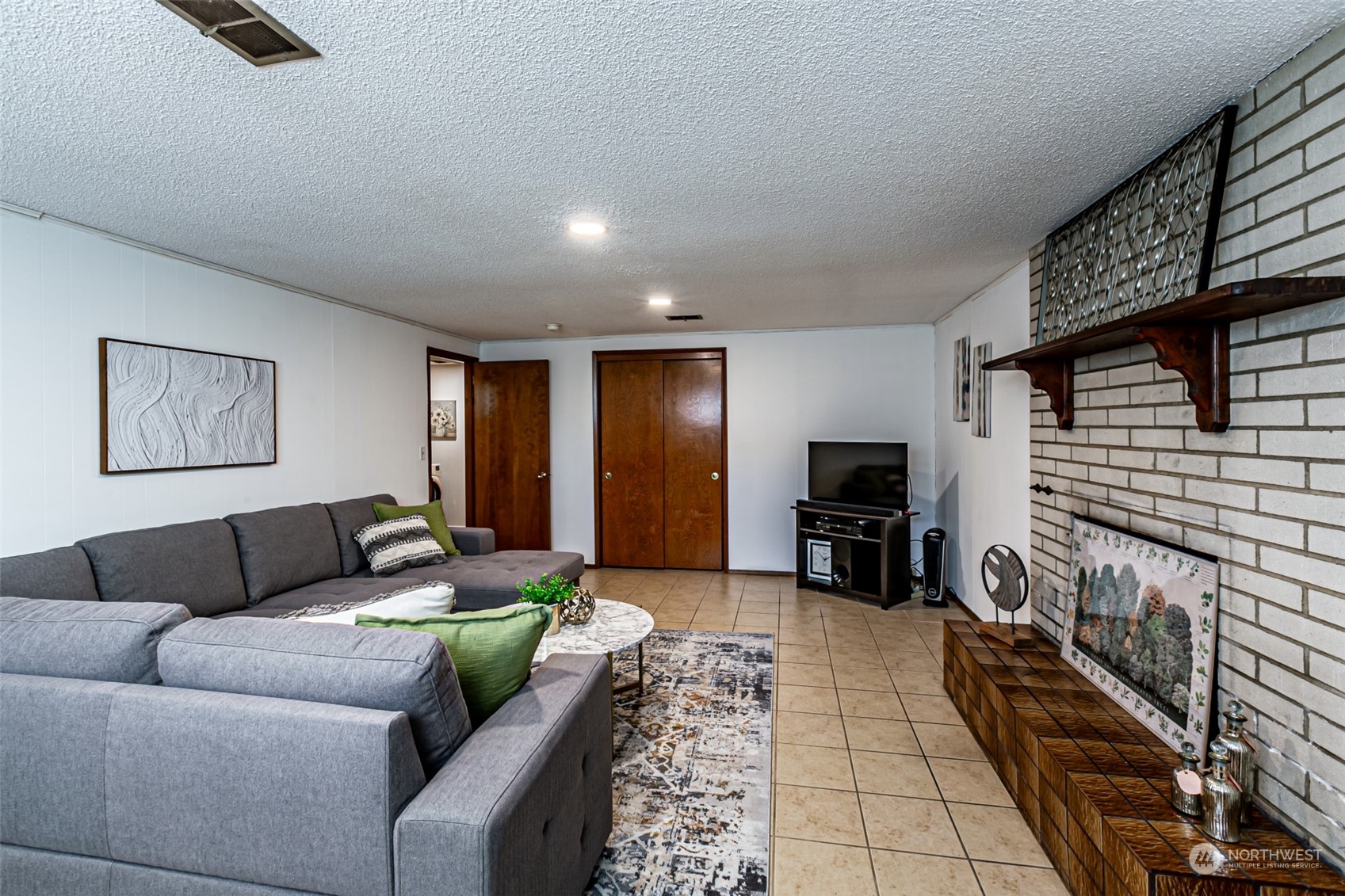 1807 N Vassault Street