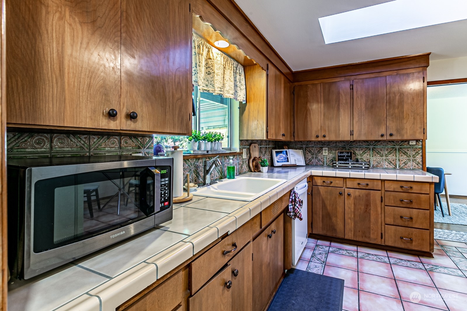 1807 N Vassault Street