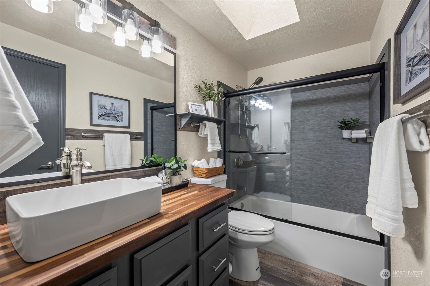 4002 Hollywood Drive NE