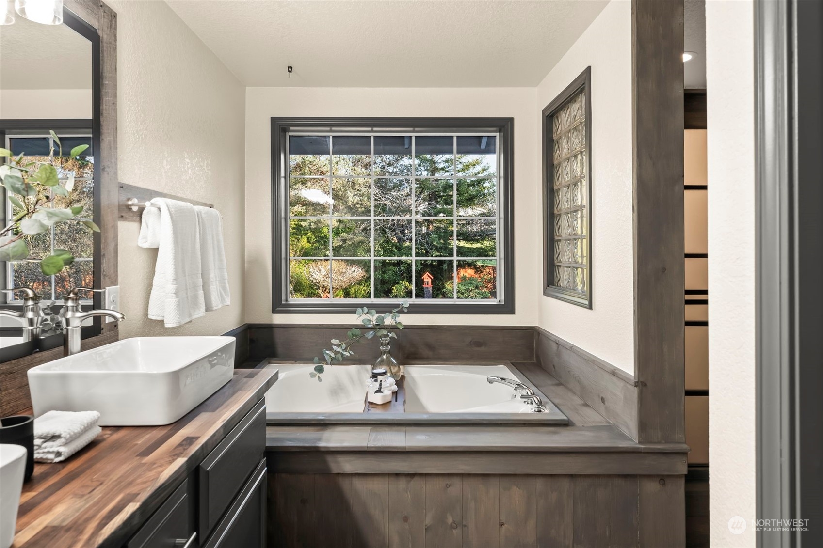 4002 Hollywood Drive NE