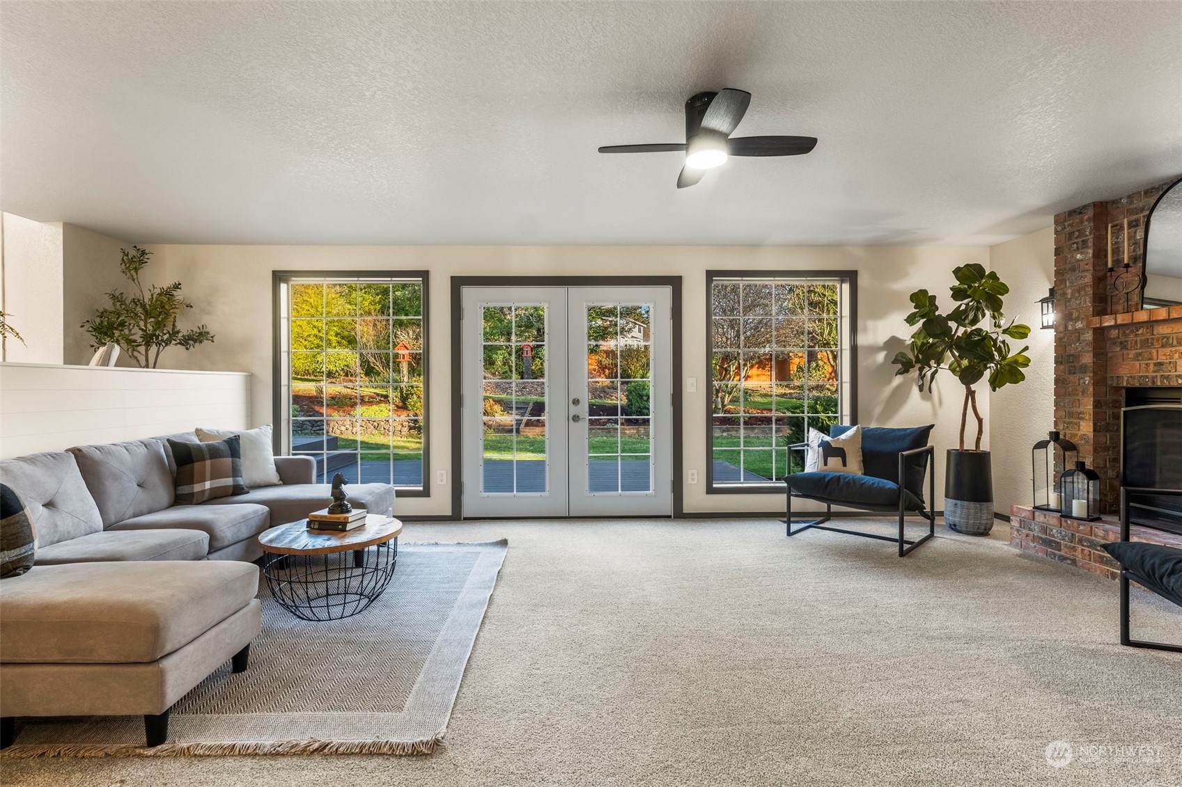 4002 Hollywood Drive NE