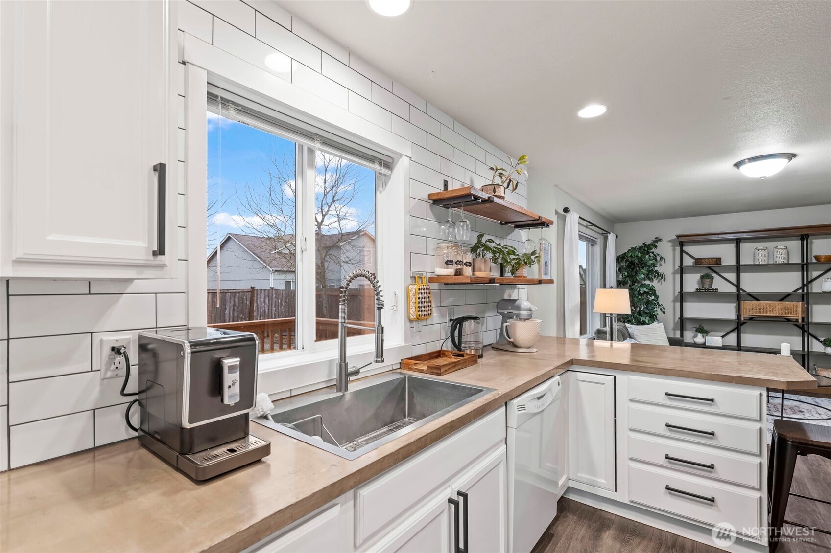 9844 Greenleaf Loop SE