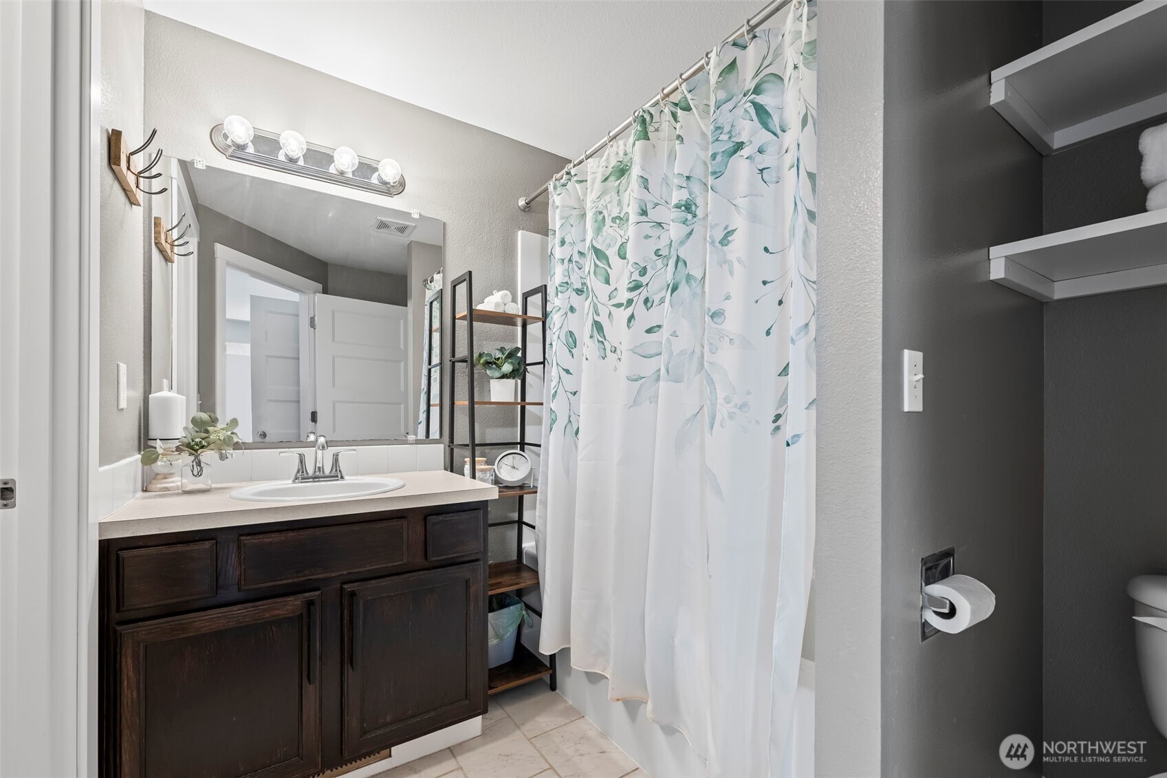 9844 Greenleaf Loop SE