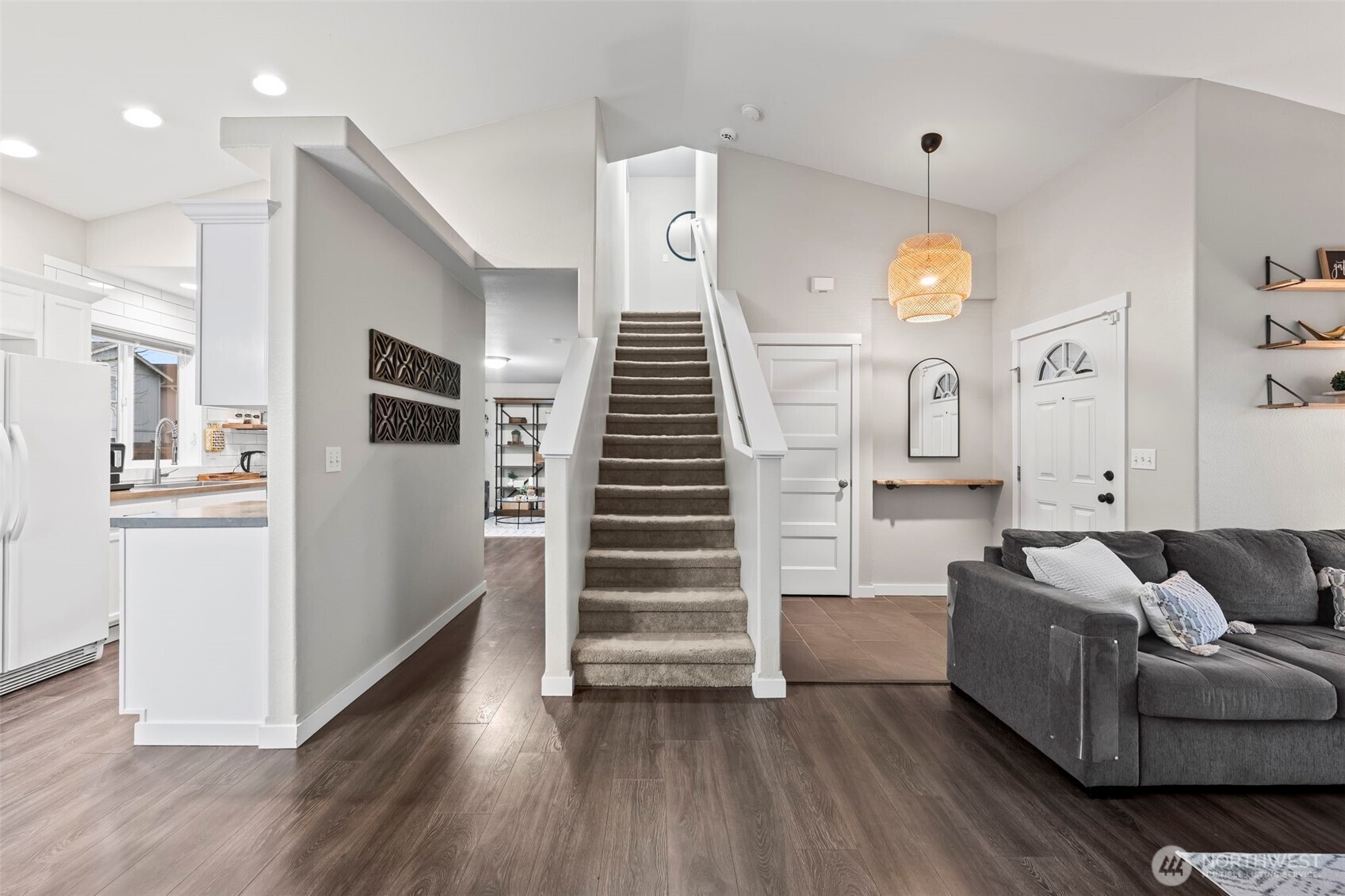 9844 Greenleaf Loop SE