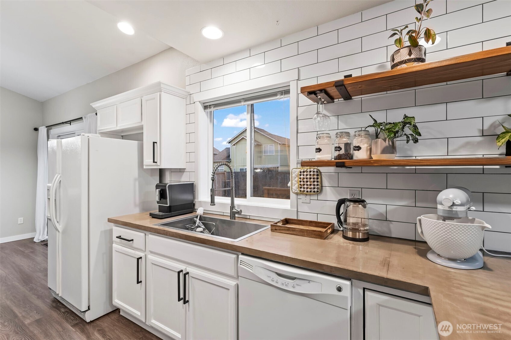 9844 Greenleaf Loop SE