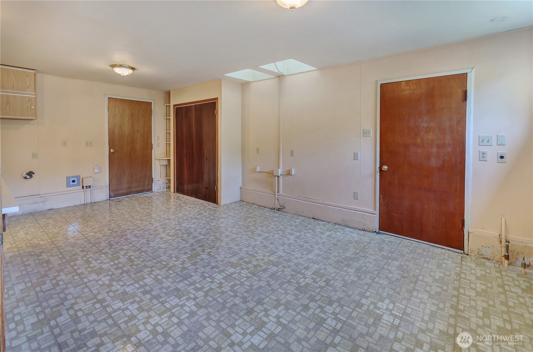 2734 Sunset Drive W