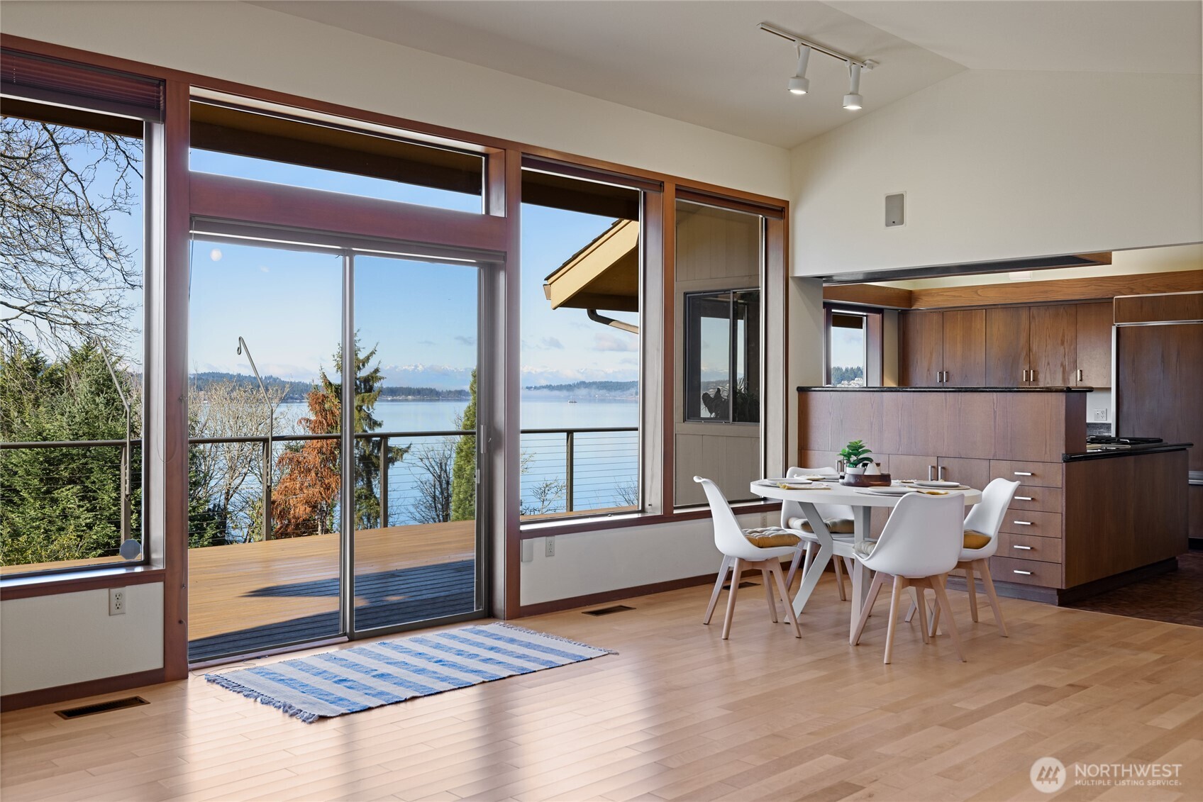 2720 Soundview Drive W