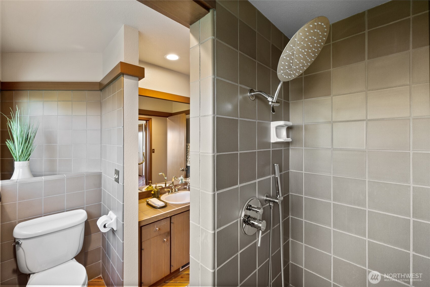 4042 Soundview Drive W