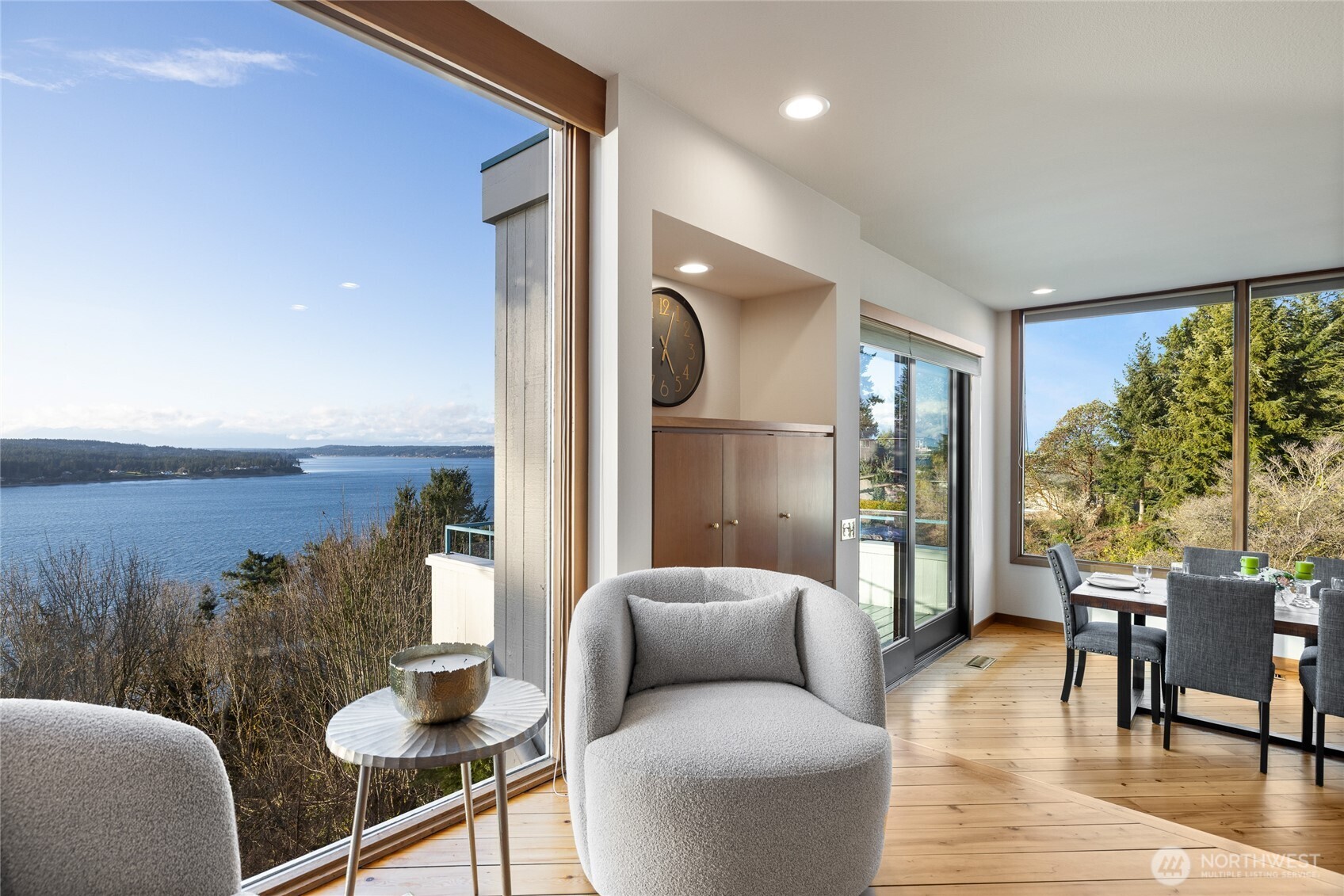 4042 Soundview Drive W