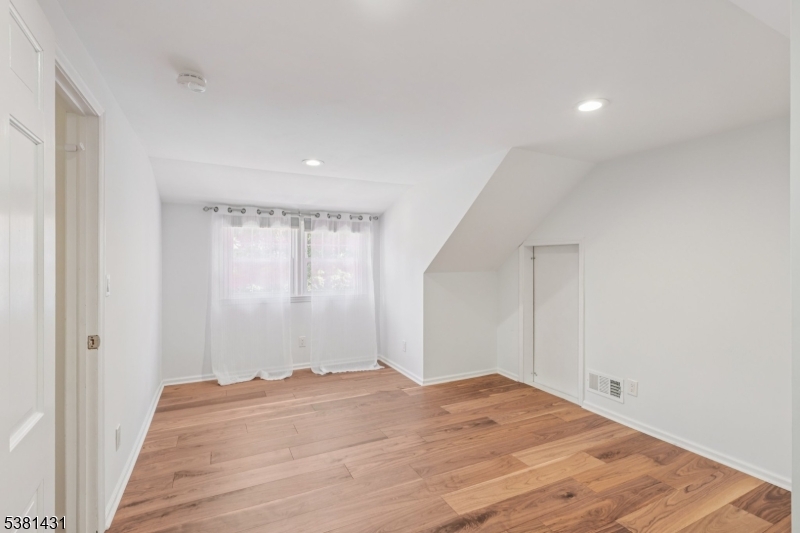 11 Lee Ave