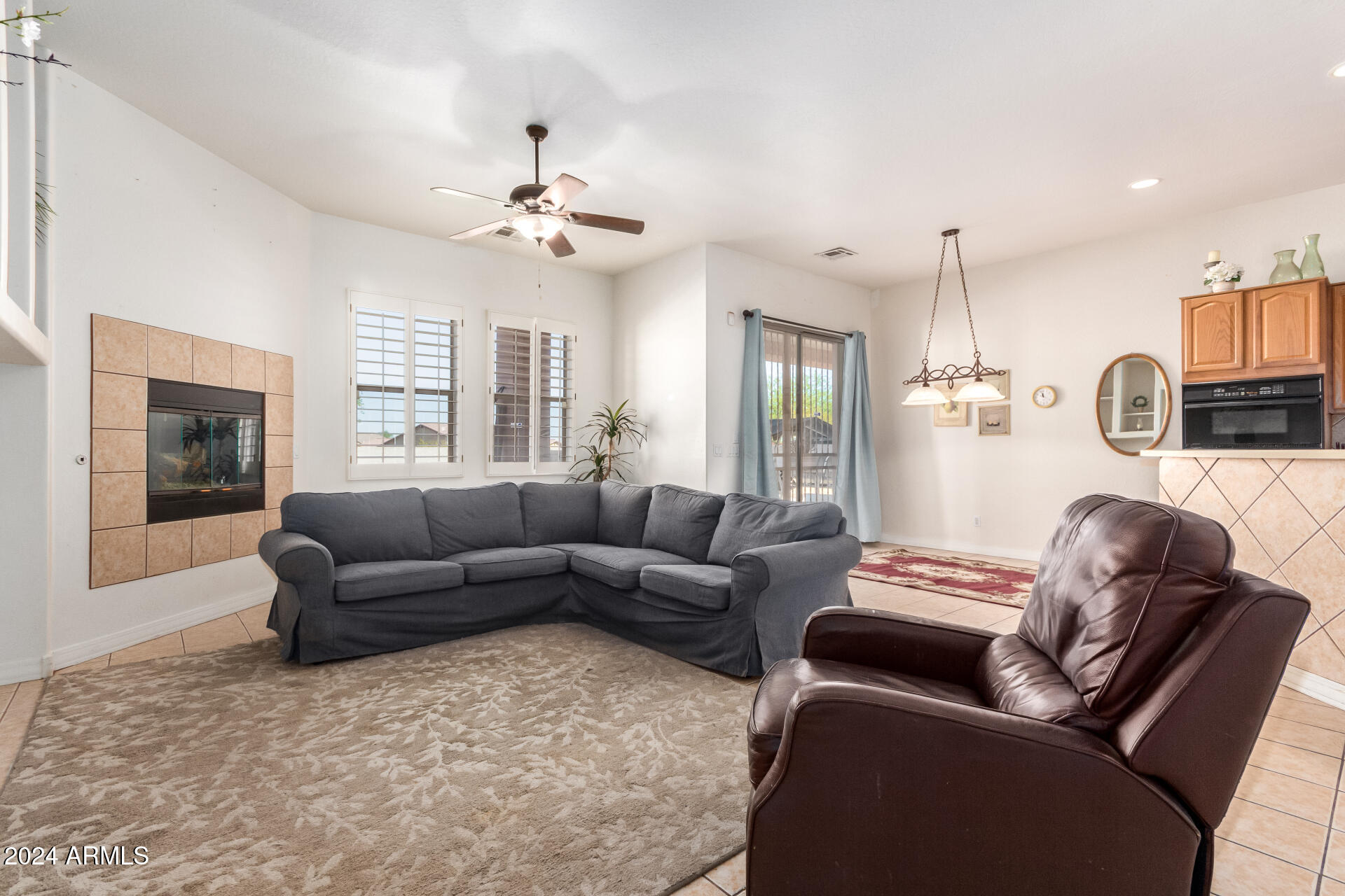 2914 E GARY Way