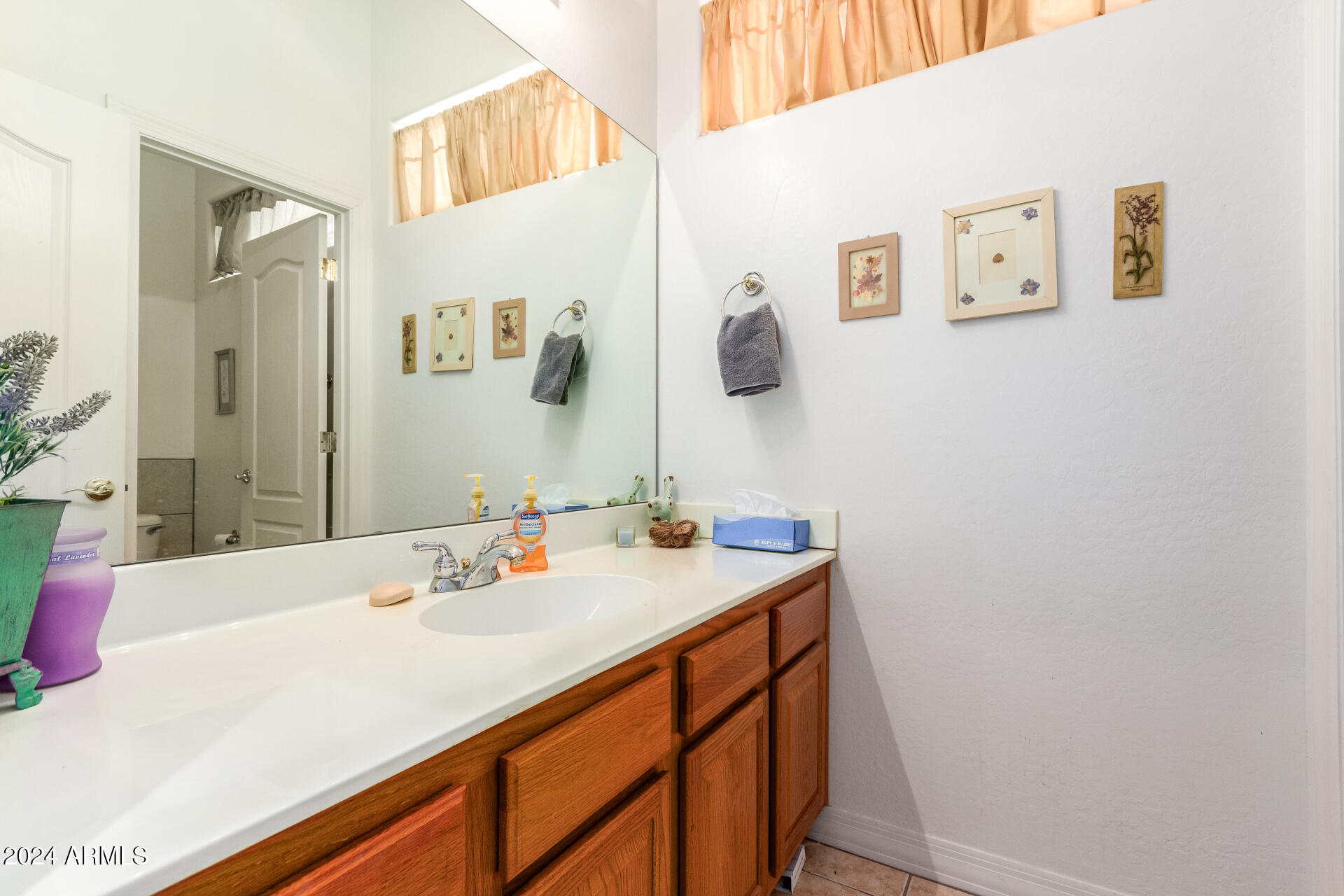 2914 E GARY Way
