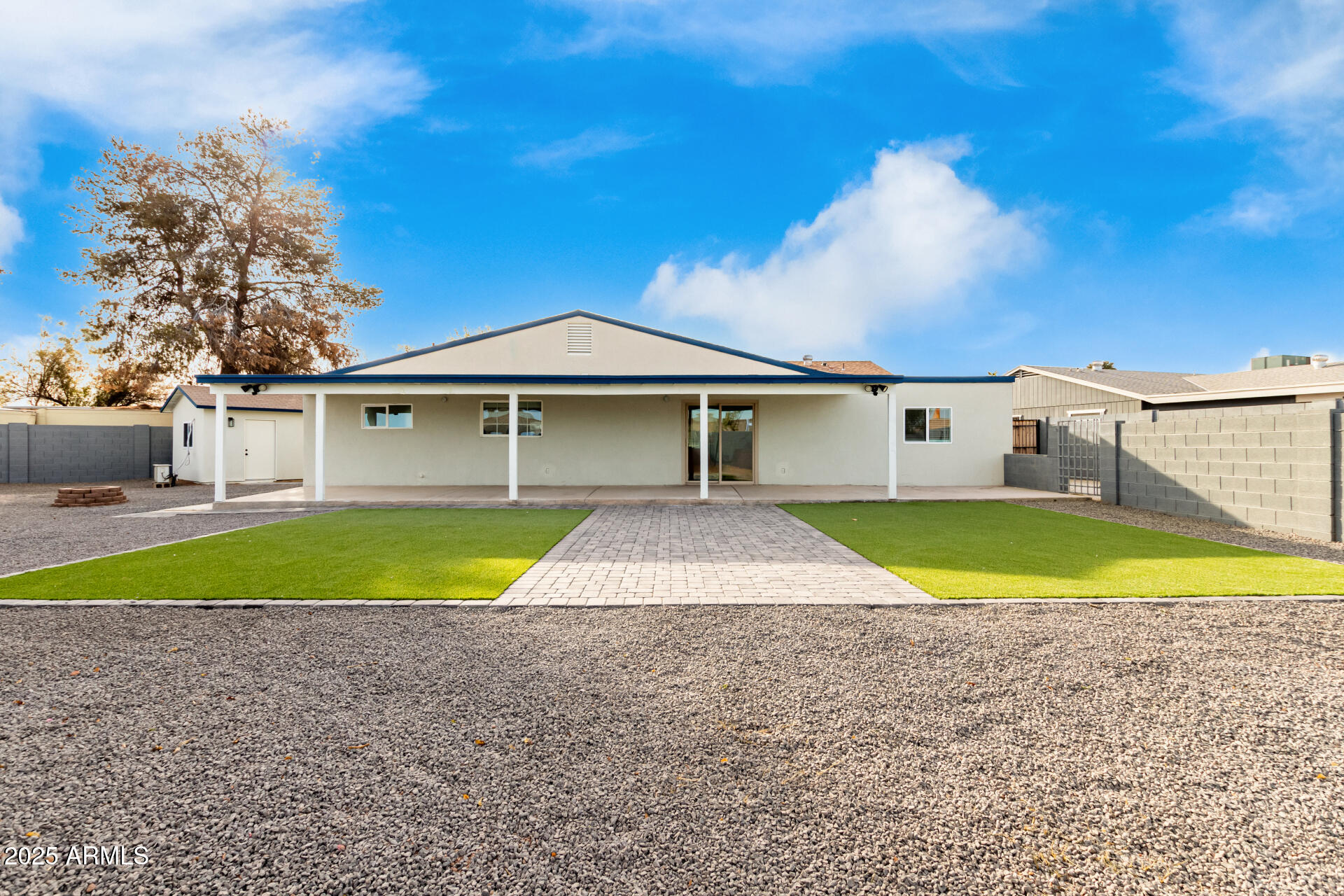 1152 W GREENWAY Drive