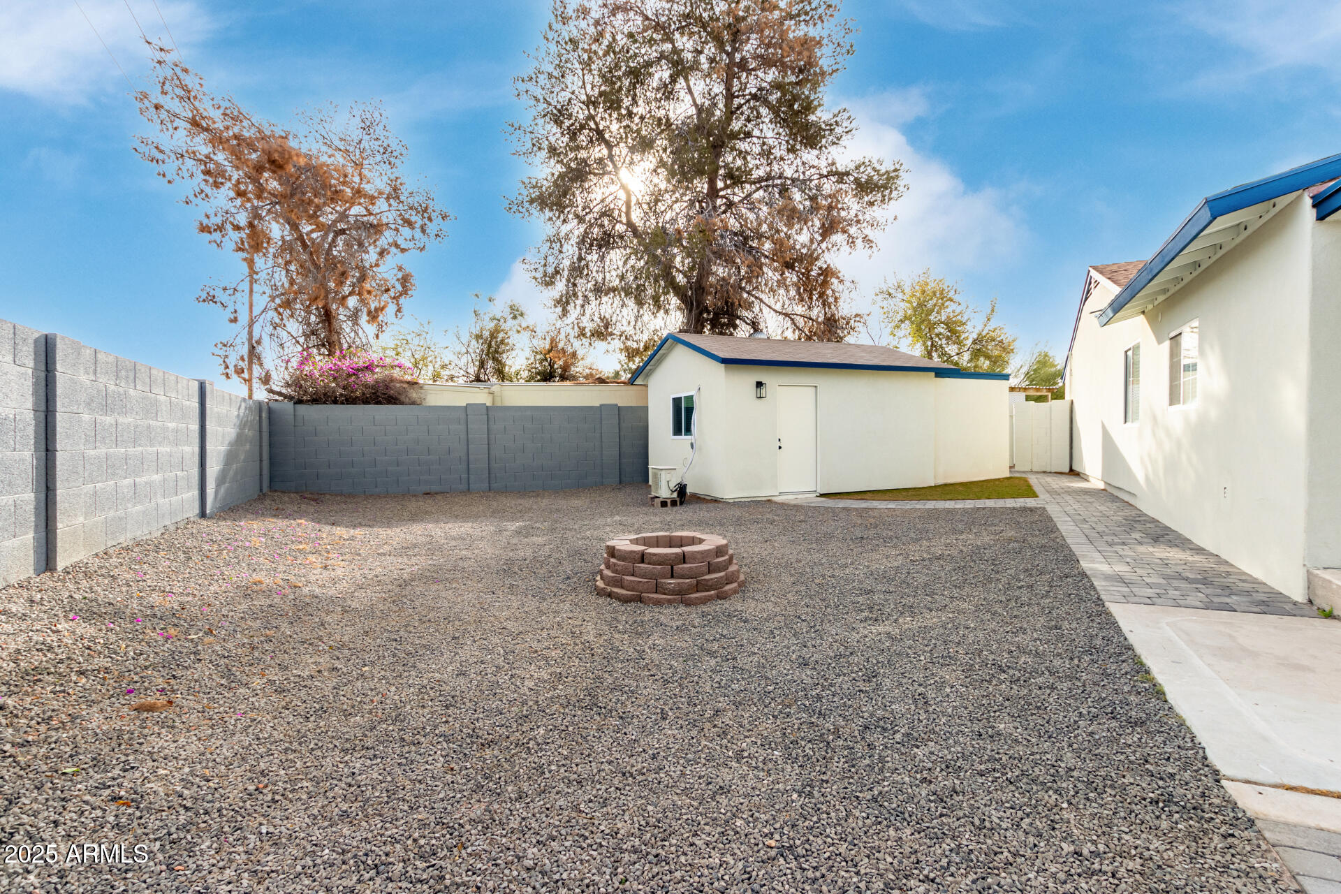 1152 W GREENWAY Drive